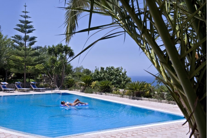 La piscina e il Solarium - Hotel Ristorante La Beccaccia